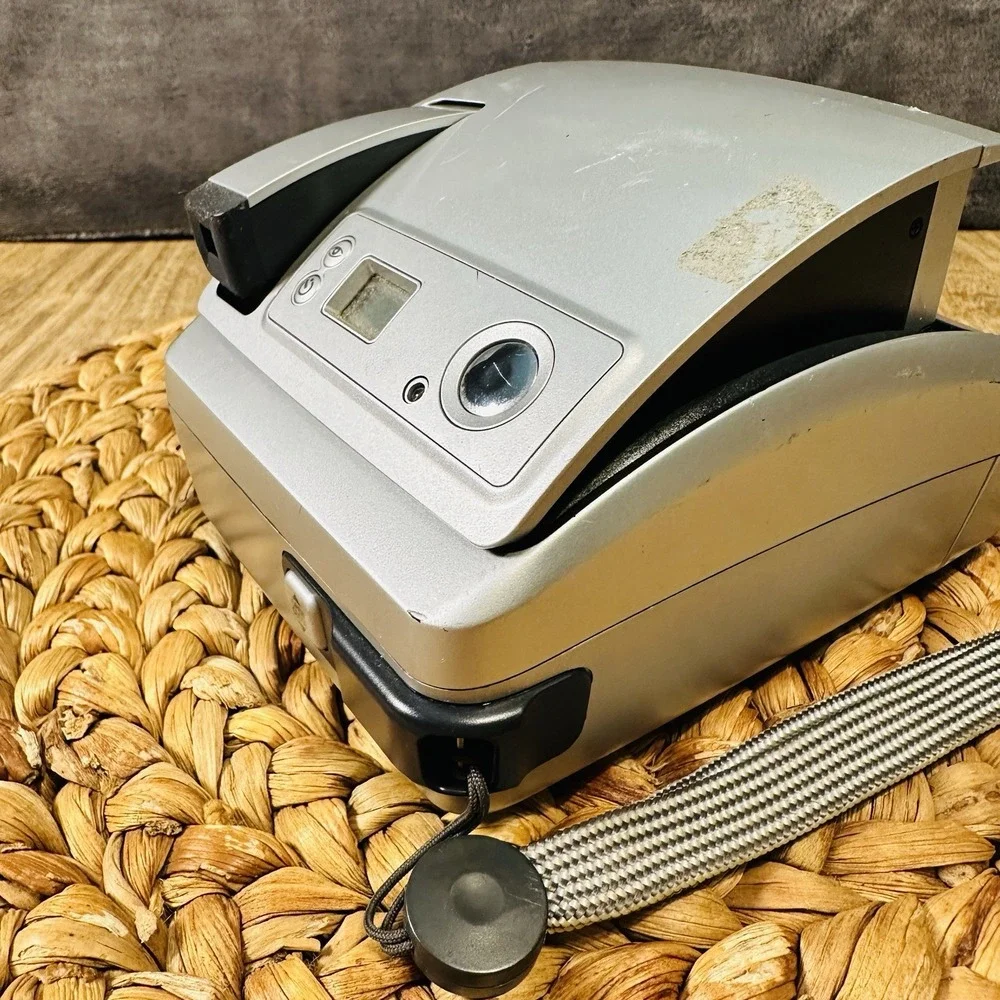 Vintage‎ Polaroid One 600 Instant Film Camera Silver 100mm Focus Range 2 FT